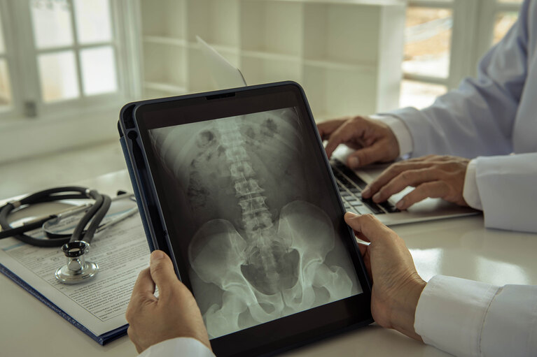 Bi-directional converter shrinks battery array to one cell for portable x-rays case study