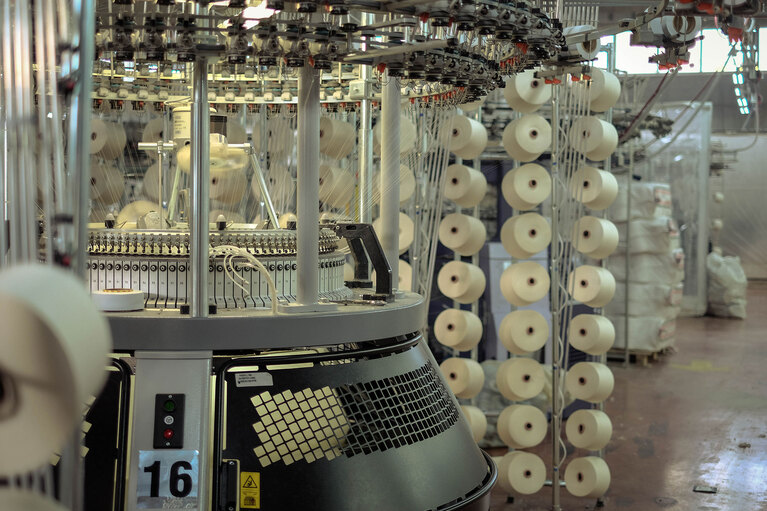 Power averaging saves cost for weaving looms case study
