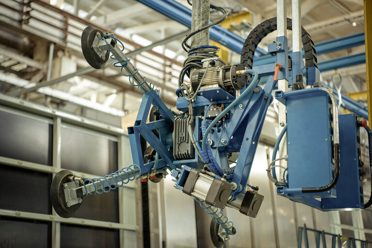 Wide input voltage facilitates contactless power solution for overhead gantry robots case study